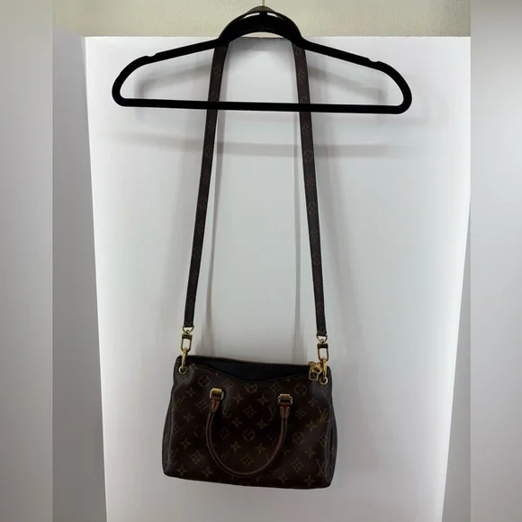 Louis Vuitton Paris, Brown Purse, Excelent Condition, Comes with Strap - Picture 12 of 15